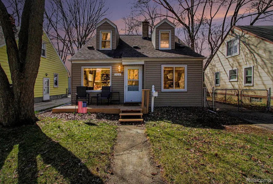 24341 Parklawn ST, Oak Park, MI 48237