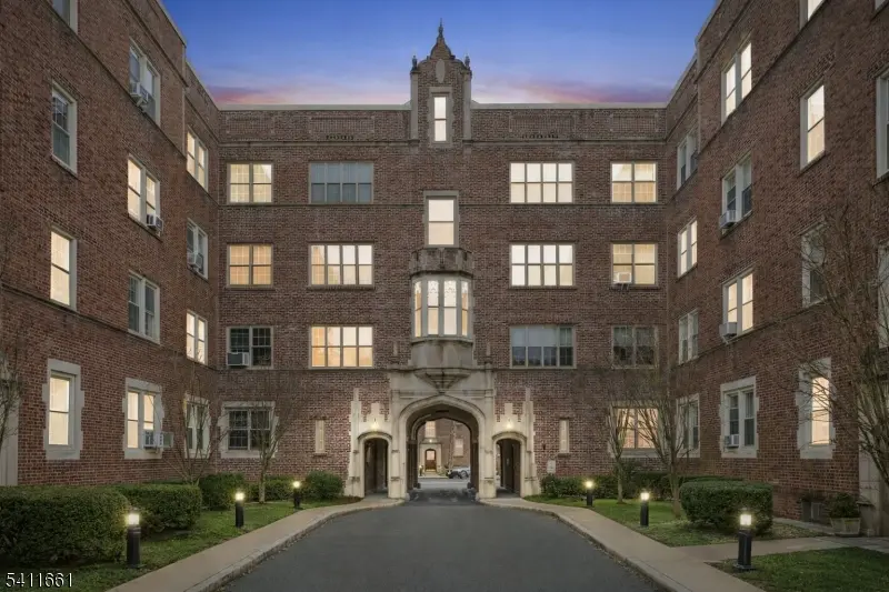 133 Summit Ave #16, Summit City, NJ 07901