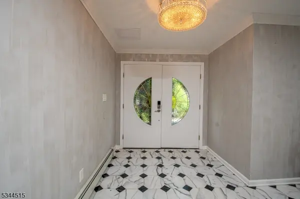 34 Lincoln St, Roseland Boro, NJ 07068