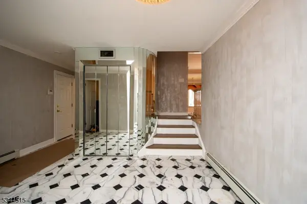 34 Lincoln St, Roseland Boro, NJ 07068