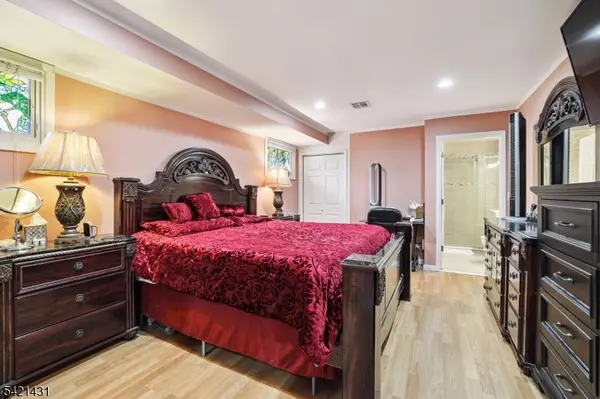 2 Dey Pl, Edison Twp., NJ 08817