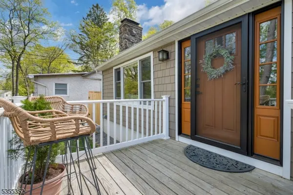 10 Lakeview Rd, Hopatcong Boro, NJ 07843