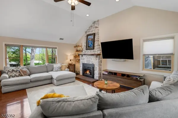 10 Lakeview Rd, Hopatcong Boro, NJ 07843