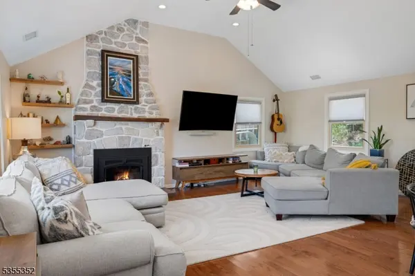 10 Lakeview Rd, Hopatcong Boro, NJ 07843