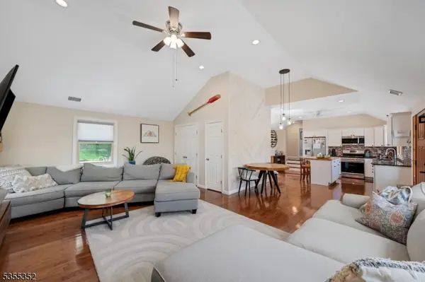 10 Lakeview Rd, Hopatcong Boro, NJ 07843