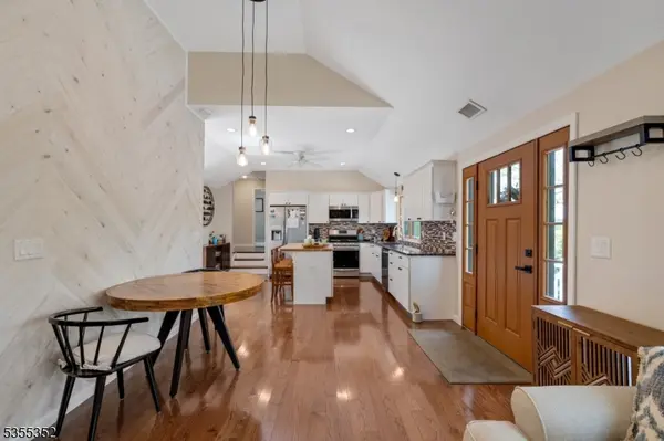 10 Lakeview Rd, Hopatcong Boro, NJ 07843