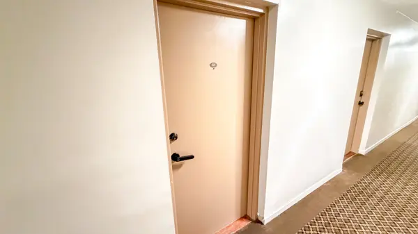 2485 Woking CRES #201, Mississauga, ON L5K 1Z6