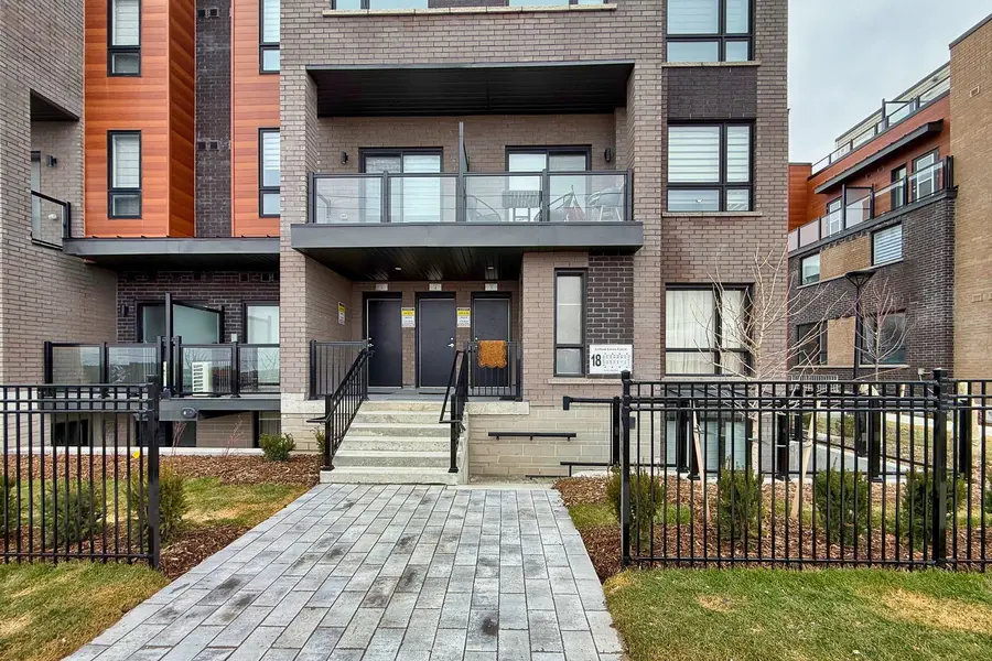 18 Lytham Green CIR #2, Newmarket, ON L3Y 0H4