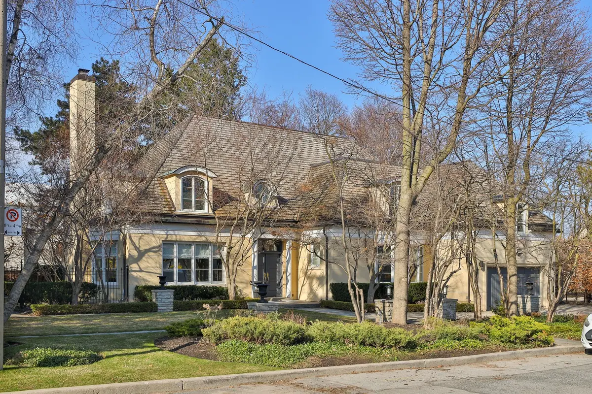 1 Glen Edyth PL, Toronto C02, ON M4V 2W1