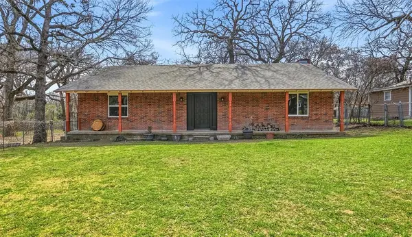 208 Shoreline Drive, Azle, TX 76020