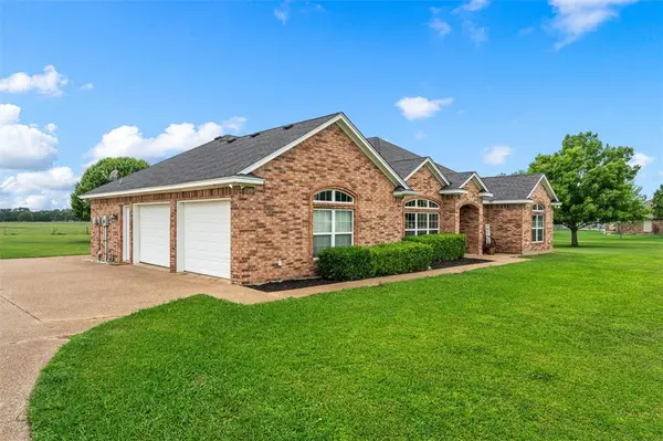 330 N Quail Run Drive, West, TX 76691