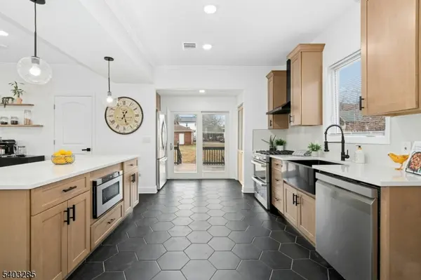 721 Summit St, Linden City, NJ 07036