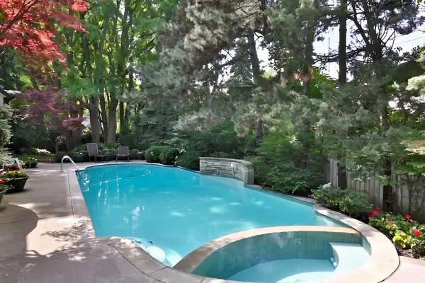 1 Glen Edyth PL, Toronto C02, ON M4V 2W1