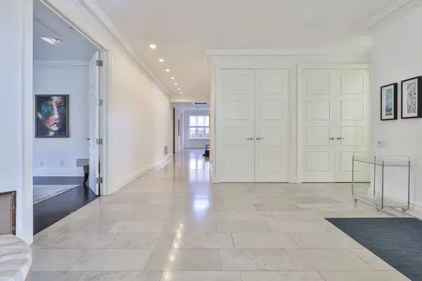 1 Glen Edyth PL, Toronto C02, ON M4V 2W1