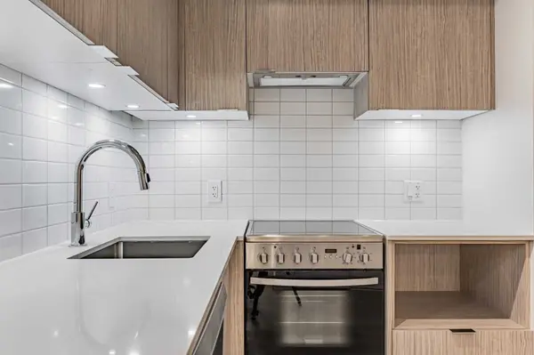 395 Bloor St E ST E #1604, Toronto C08, ON M4W 0B4