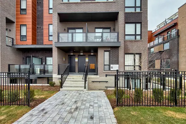 18 Lytham Green CIR #2, Newmarket, ON L3Y 0H4