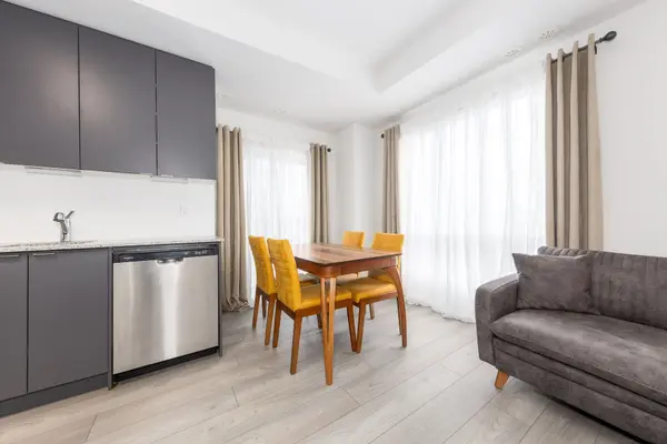 18 Lytham Green CIR #2, Newmarket, ON L3Y 0H4