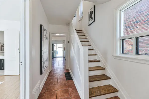 5 Regent ST, Toronto W03, ON M6N 3N6