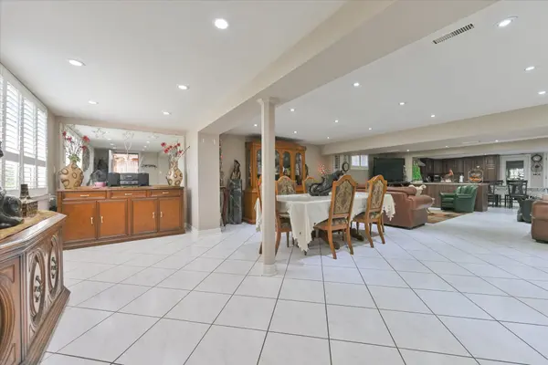 502 Queens DR, Toronto W04, ON M6L 1M8