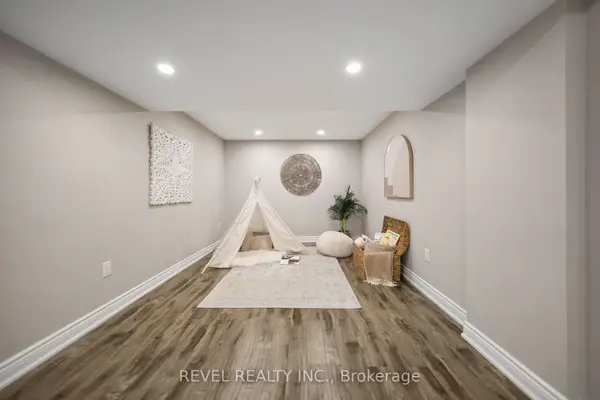 31 Saint Hubert DR, Brampton, ON L6P 1W1