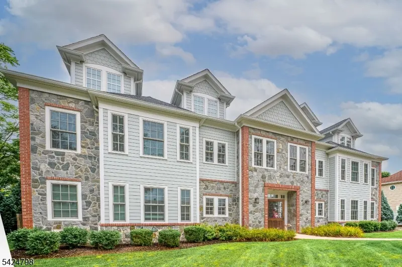 29 Euclid Ave #202, Summit City, NJ 07901