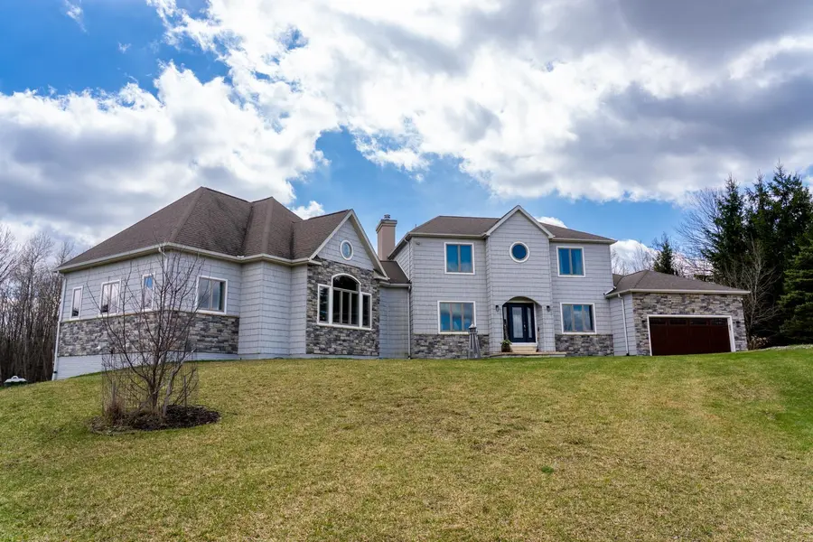 3195 S Rolland RD, Broomfield Twp, MI 49340