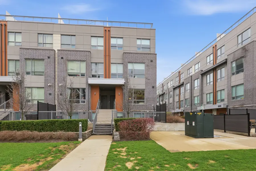 1238 Cawthra RD #2, Mississauga, ON L5G 0B6