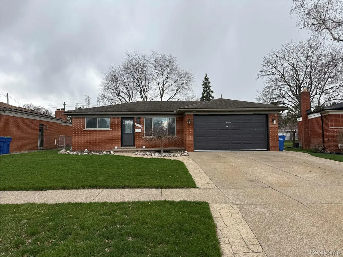 27589 Fairfield DR, Warren, MI 48088