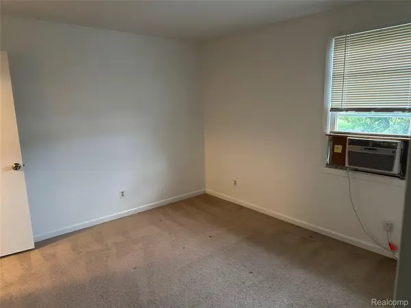 744 E Sibley ST, Howell, MI 48843