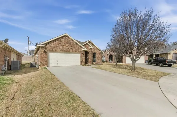 813 Chase Circle, Hurst, TX 76053