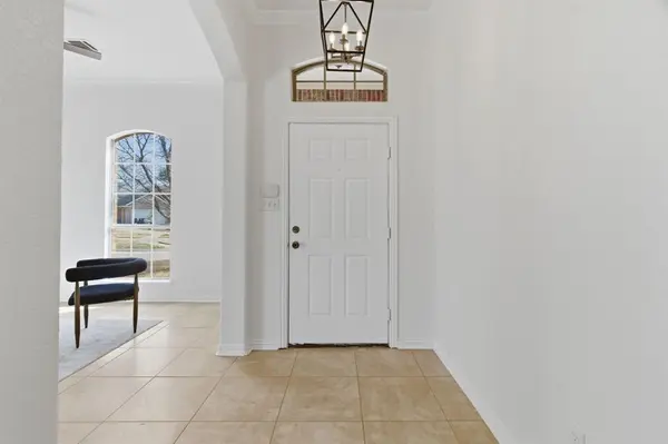 813 Chase Circle, Hurst, TX 76053