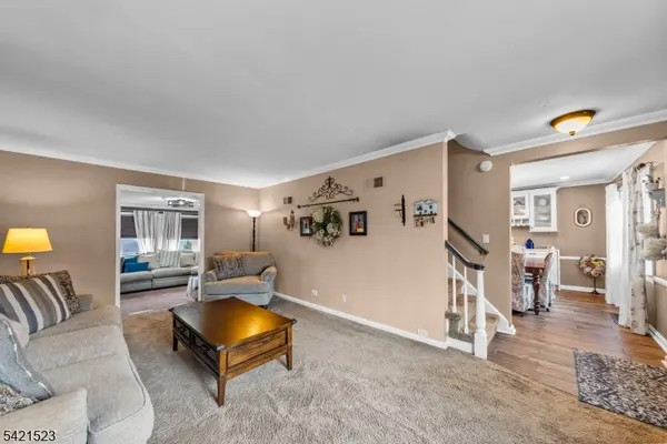 17 Burlington Rd, Clifton City, NJ 07012