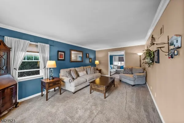 17 Burlington Rd, Clifton City, NJ 07012