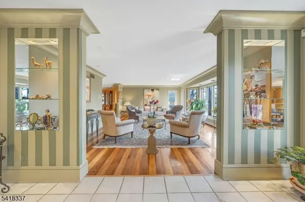 17 Sycamore Dr, Woodcliff Lake Boro, NJ 07677