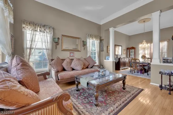 33 Pony Ln, Raritan Twp., NJ 08822