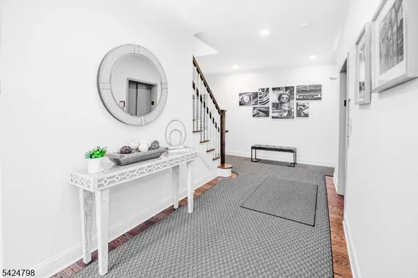 29 Euclid Ave #202, Summit City, NJ 07901