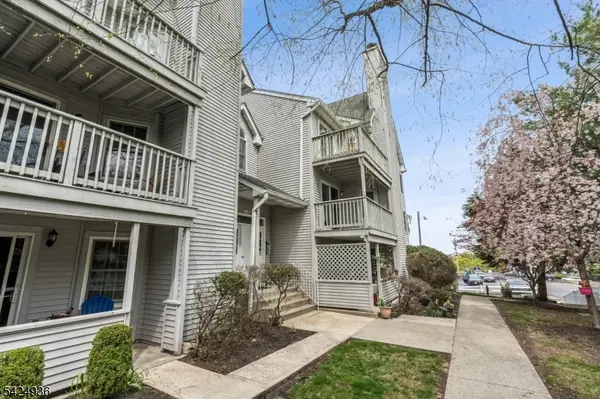 8 Quartz Ln, Paterson City, NJ 07501