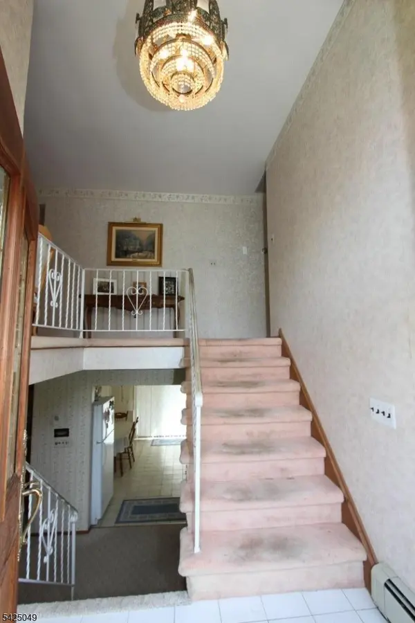 28 Taylor Ln, Woodland Park, NJ 07424