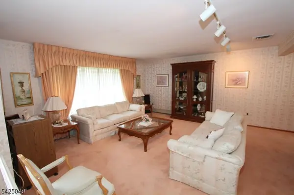 28 Taylor Ln, Woodland Park, NJ 07424