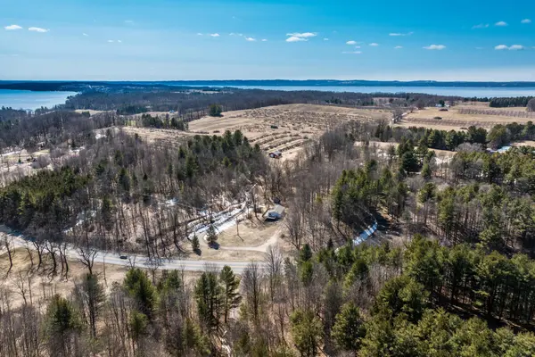 11153 Center RD, Peninsula Twp, MI 49686