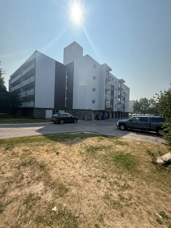 95 Taunton RD E #203, Oshawa, ON L1G 3T6