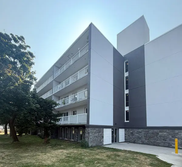 95 Taunton RD E #206, Oshawa, ON L1G 3T6