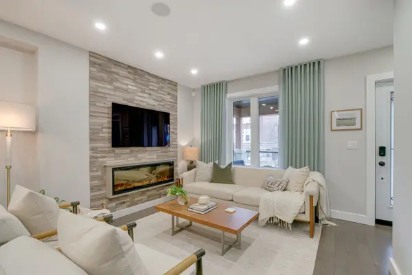 87 Bowmore RD, Toronto E02, ON M4L 3J1