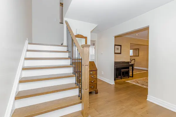 253 McCraney ST W, Oakville, ON L6H 3A9