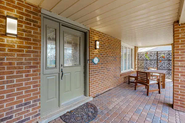 253 McCraney ST W, Oakville, ON L6H 3A9