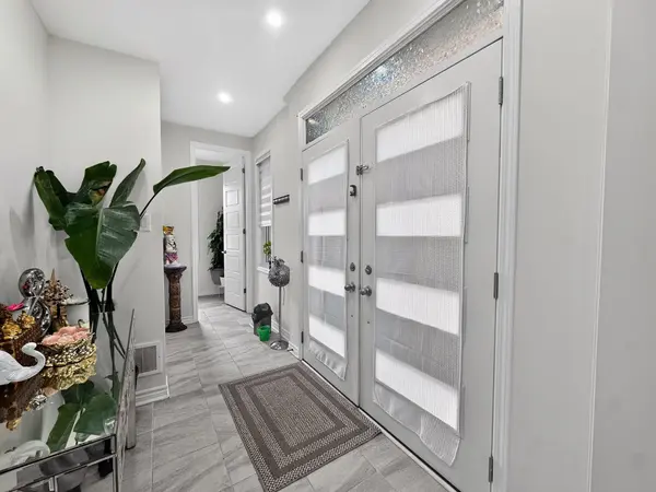 1 Boothill DR, Brampton, ON L7A 5E5