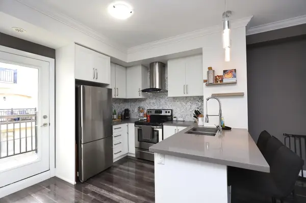 3077 Cawthra RD #10, Mississauga, ON L5A 2X4