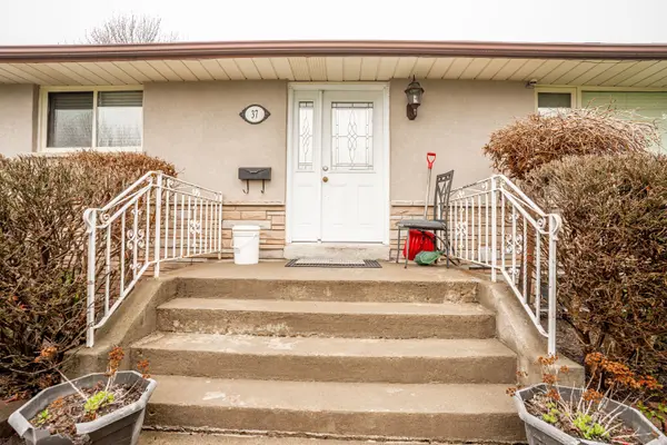 37 Carlyle CRES, Brampton, ON L6W 2Y9