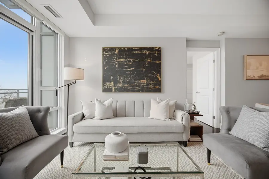 3500 Lakeshore RD W #825, Oakville, ON L6L 0B4