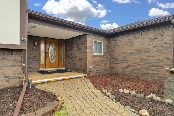 306 Antoinette DR, Rochester Hills, MI 48309